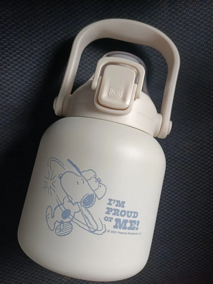 是漂亮的米白色，本來想換綠的，但換完了！