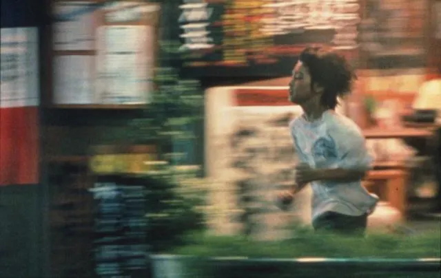 《無人知曉的夏日清晨》電影劇照：奔跑中的明