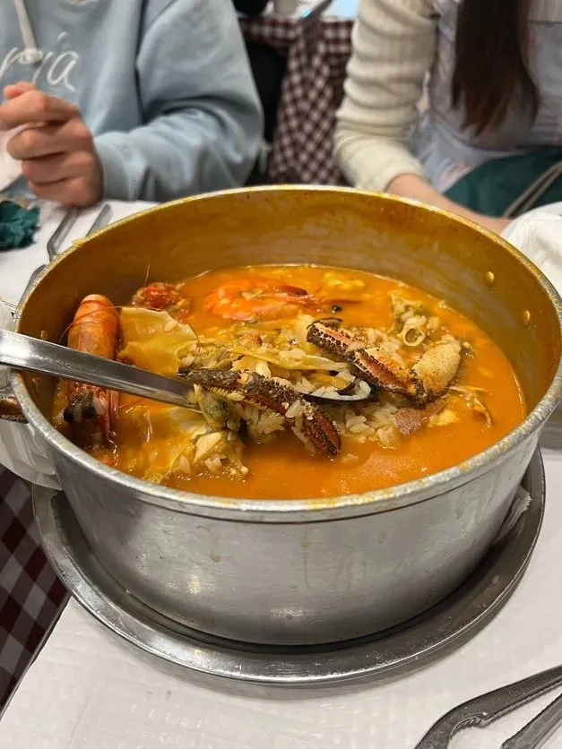 超澎派的海鮮燉飯,我們兩個人吃一鍋差點吃不完。