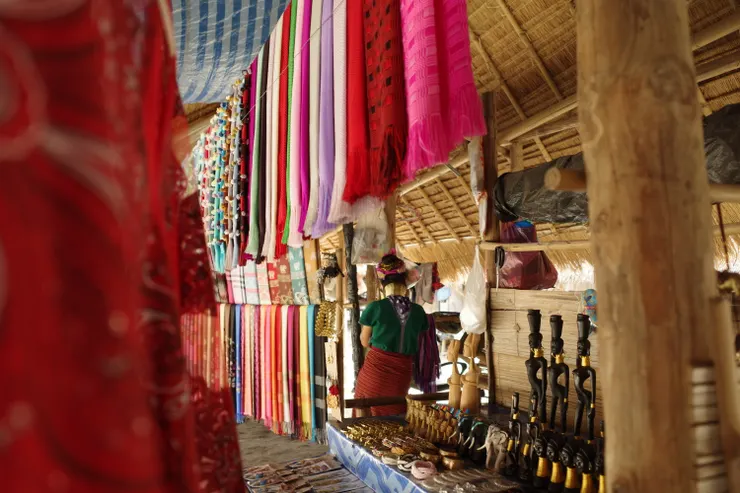 手工藝品普遍為：木雕、織品、編織手環等等