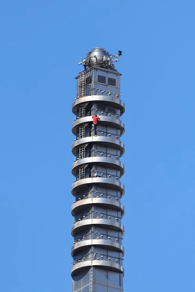 通往塔尖的最後一小段路，還是堅持不爬梯子，太硬啦～