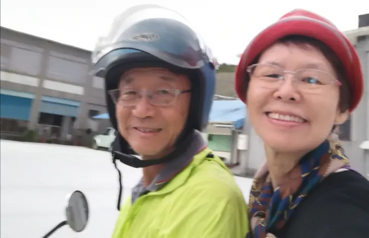 外子也學神父騎著摩托車往來臺11線，在花蓮豐濱天主堂神父辦公室室前