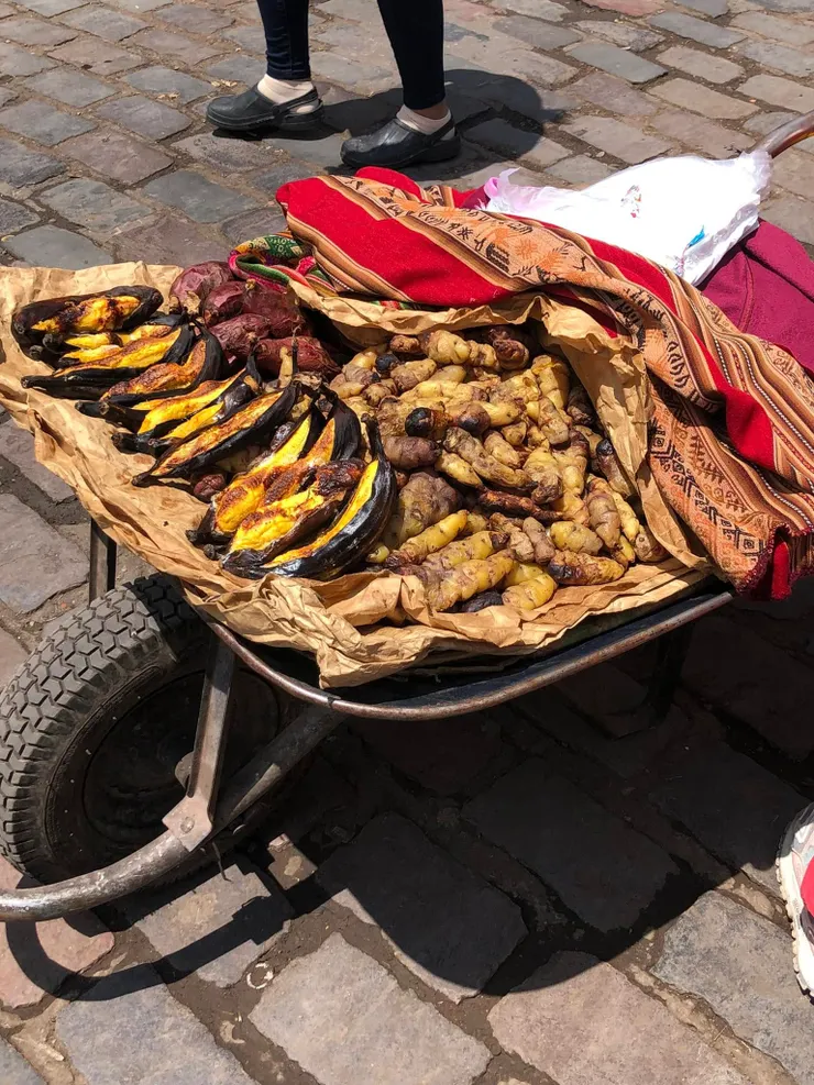 路上推車賣著烤香蕉及烤地瓜（？）。