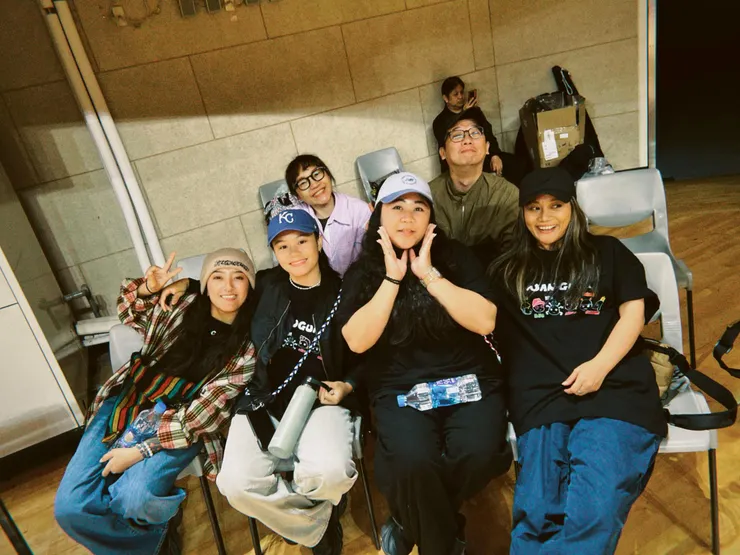 柯智豪(右二)跟阿爆一起合組世壯運小隊（照片提供：那屋瓦文化）