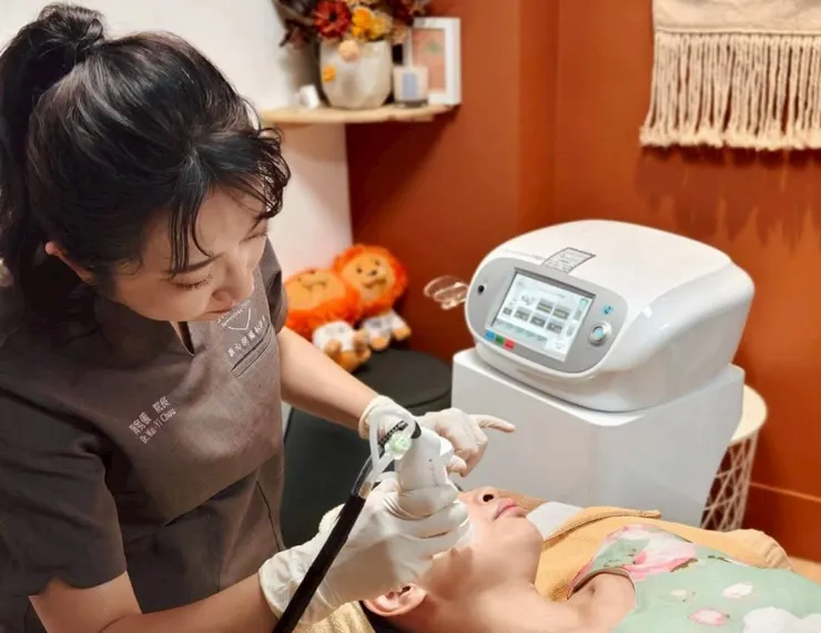 圖說：周宛儀醫師正在進行診治；圖中患者與本文無關。（圖／真心皮膚科診所）