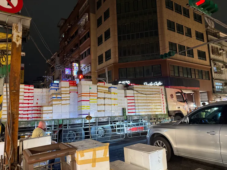 大車上滿滿的漁獲，沿路分配