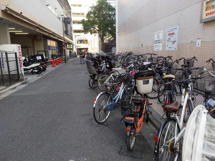 禁止停車的標語反成了腳踏車聚集地