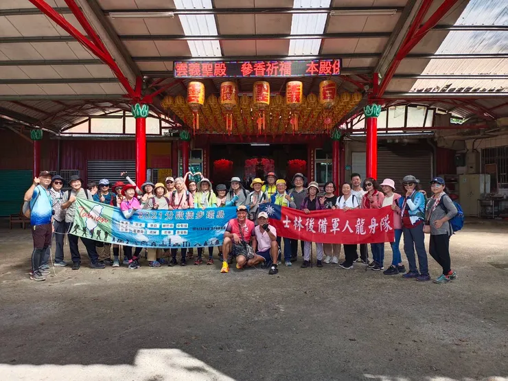 37位徒步好友於白雲一聖殿合影留念。