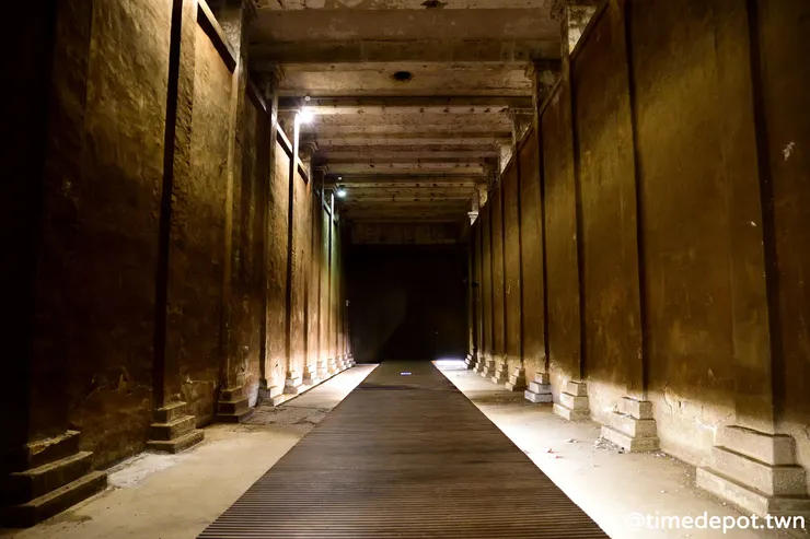 蓄水池內部搭配適當的燈光，氣勢不輸東京的地下宮殿