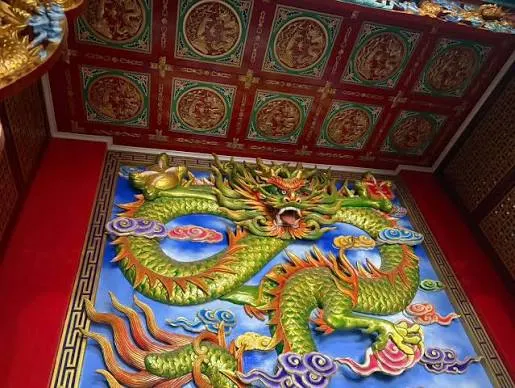 栩栩如生的彩刻神龍（圖片截圖於網路）