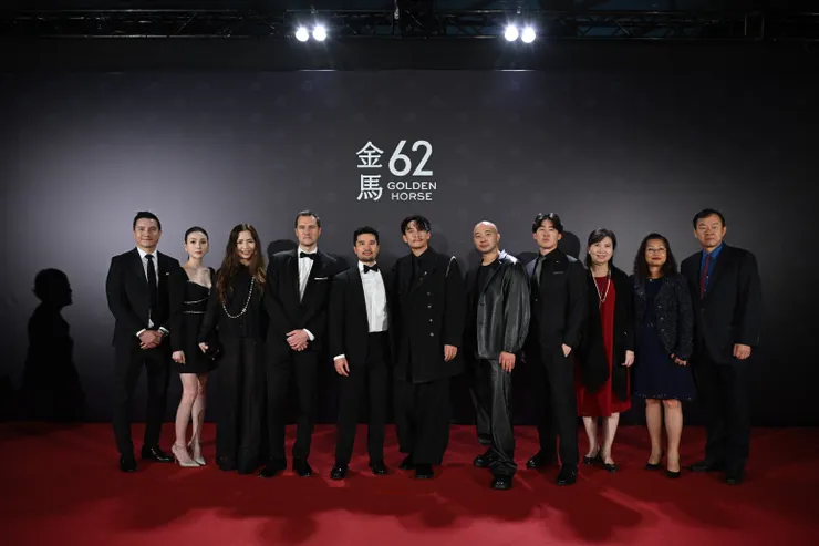 第 62 屆金馬獎頒獎典禮，最佳新導演 Lloyd Lee CHOI，與《幸福之路》劇組。／影像提供：台北金馬影展執行委員會