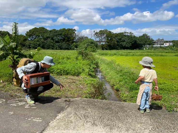 爸爸：「小水溝裡有泥鰍耶！好大隻~~」
