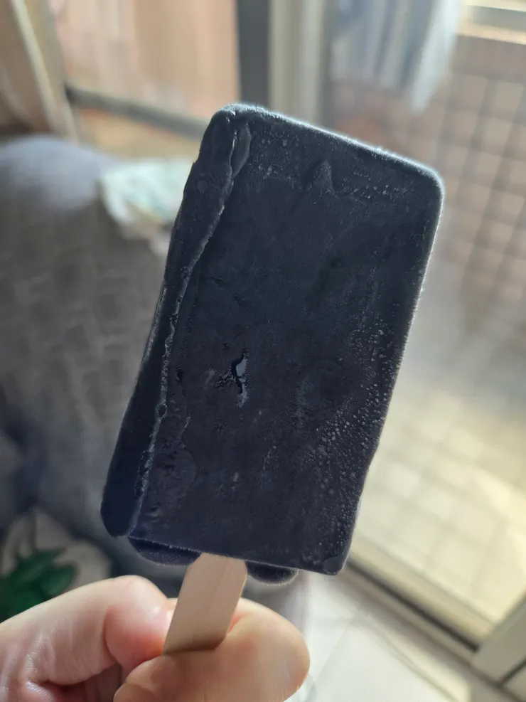 一打開雪糕黑黑的