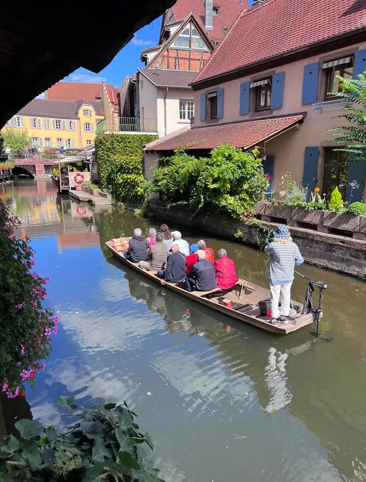 看著運河上的船隻來來去去