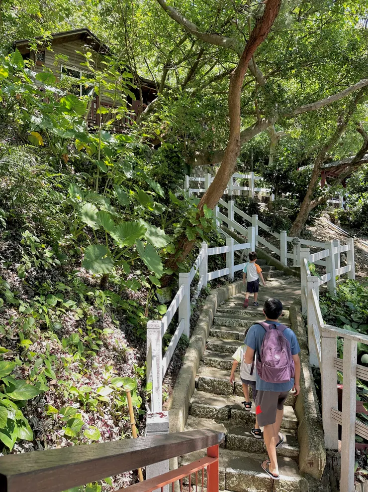 前往月洞前的步道