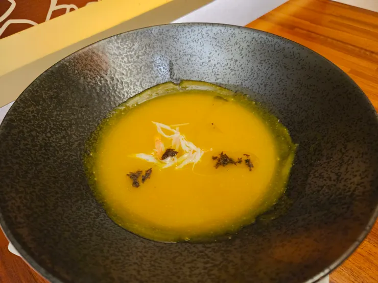 看起來相當素雅的南瓜湯,裏頭可不簡單!新鮮現磨的南瓜泥湯,和適量的海鮮、蟹肉絲,完美融合在一塊,交織成的鮮甜可口!