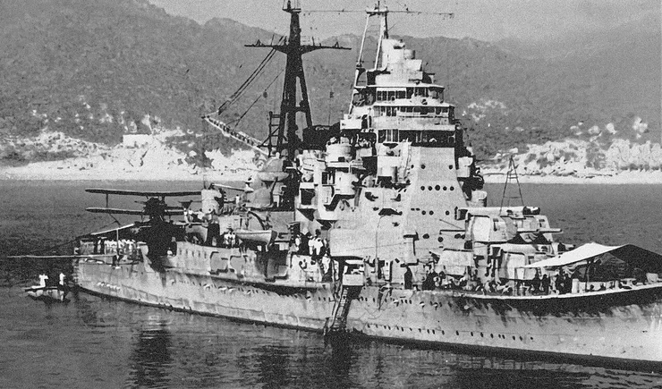 停泊的鳥海號，載有三菱 F1M水上飛機