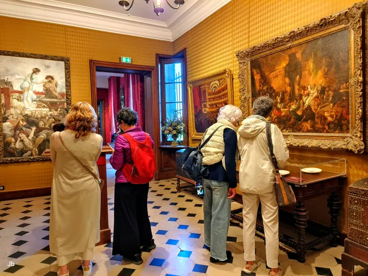 【本以為這裡冷門又非假日，應該没什麼人，不料縱非擁擠，卻也來客不斷，東、西方面孔都有，可見其在世人心中份量。照片中右側所掛大幅圖晝為路易·布朗熱（Louis Boulanger）的作品《天火》（Le Feu du Ciel），靈感來自雨果的詩集《東方詩集》（Les Orientales）。】