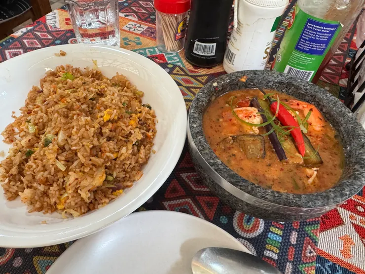 炒飯很厲害，逛一圈以後已經所剩不多，還好有多點，旁邊是咖哩可以配著吃