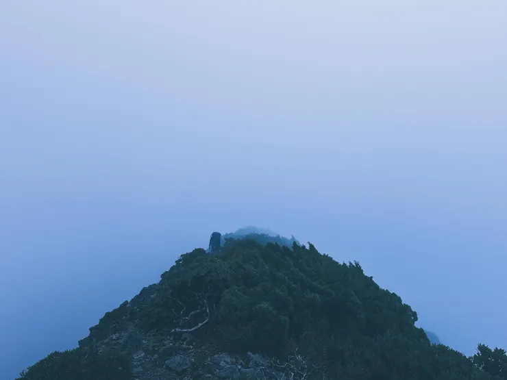天色漸暗，雲霧冷風四起，稜線步步為營，深怕怪風突襲落入萬丈深淵～