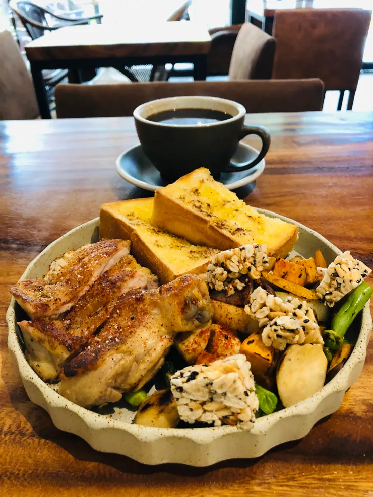 餐點美味可口，但份量有點多，吃了很久，非常有飽足感，可以一餐抵兩餐。