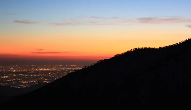 Mt. Baldy 是南加州洛杉磯縣的最高山峰，從山峰上可欣賞洛杉磯盆地的絕美景色。