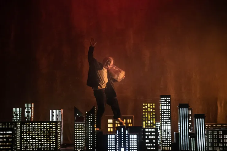 終於成為虛幻城市中的一「人」了嗎？