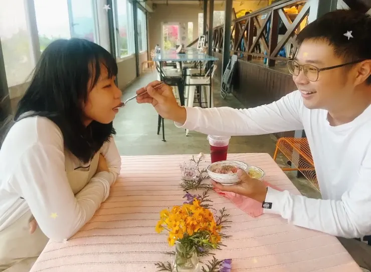 留下經典的照片，看起來是這麼的甜蜜開心。