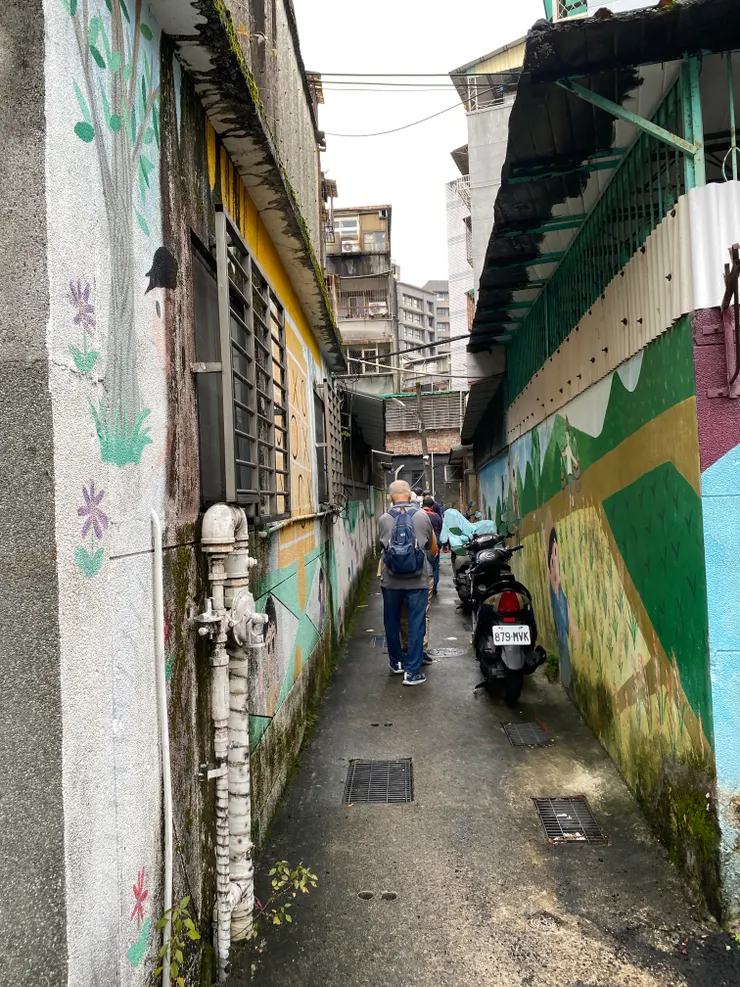 力行路14巷14弄,兩側牆面有農田風景彩繪,彷彿走進時光隧道