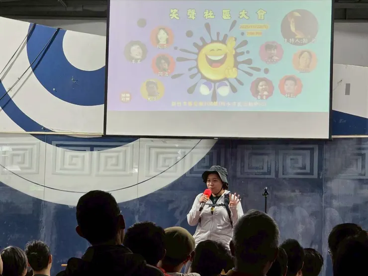 我以為這次服裝行頭會很有趣。事後看照片發現不行ㄟ ～下次我想要穿得漂漂亮亮上台！哈哈