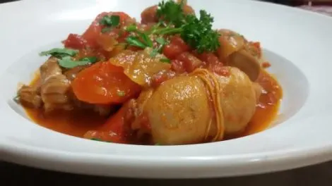 腳蹄包（pieds-paquets），用羊雜（羊肚和羊蹄）製成的菜餚。