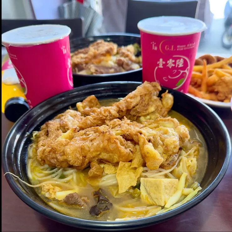 牛肉螺絲粉+蛋（200元）