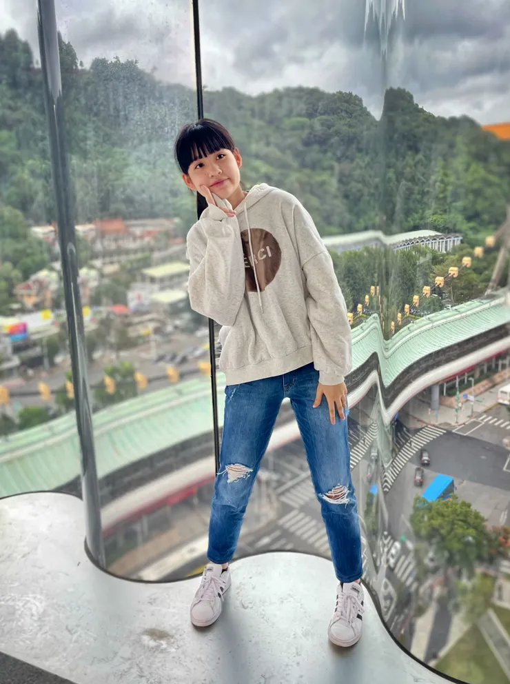 11F天台。北藝中心運用了近1200片曲面玻璃，玻璃與玻璃之間沒有縫隙，可見其作工之細緻。隔著曲面玻璃俯瞰捷運士林站與銘傳大學，