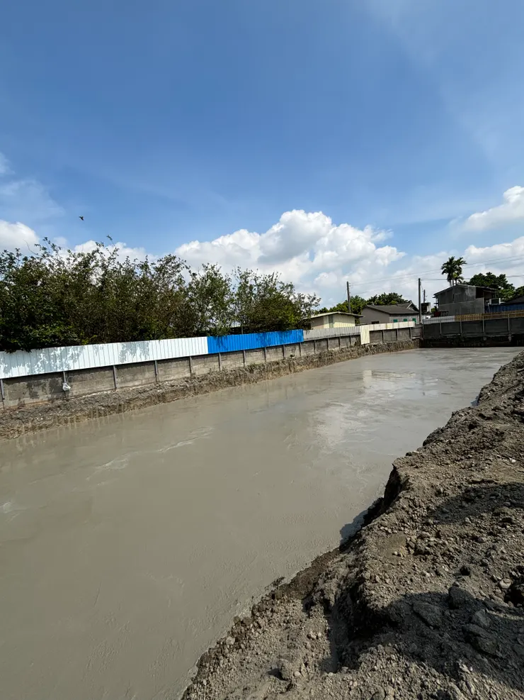 開挖完成後趕快做PC底 就可以接著放樣來做紮筋了