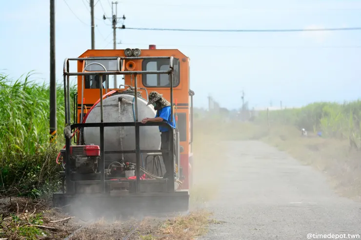 除草車出現的時間很短，若非當地鐵道迷口耳相傳，很難在路上碰到(攝於2018年)