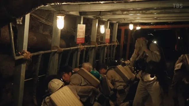 救援隊在坑道內呼吸供緊急用的氧氣