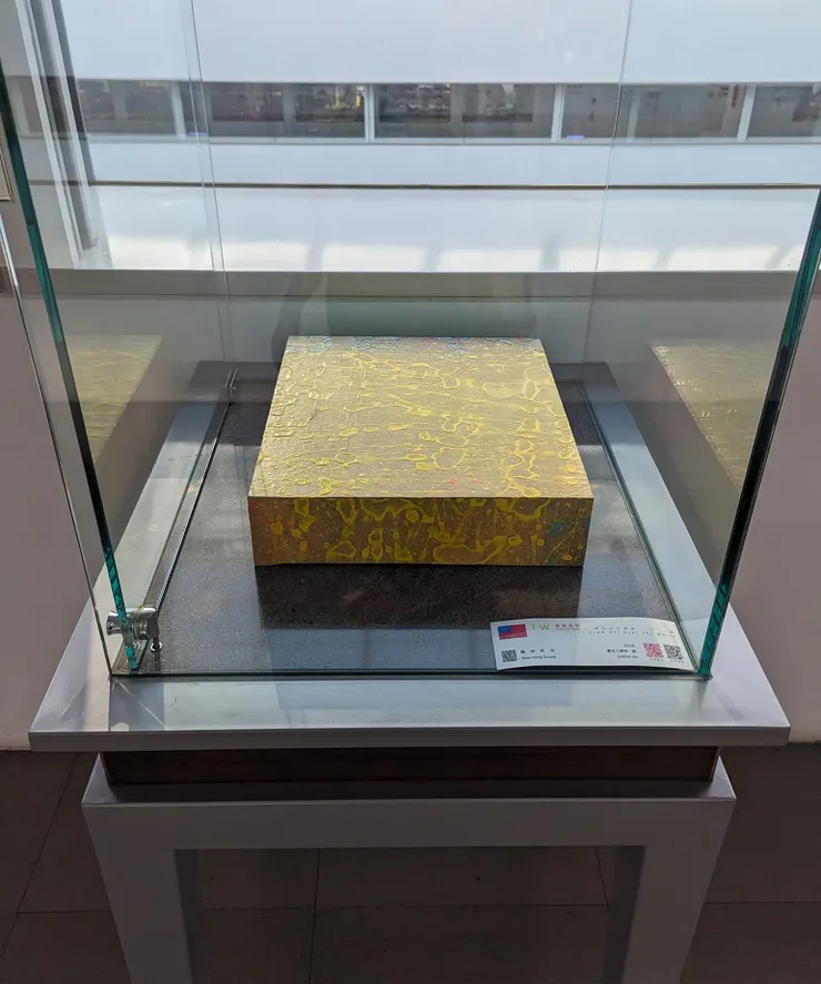 積吶虹光〈虹磚〉，2016年，壓克力顏料、紙，34 X34 cm 。