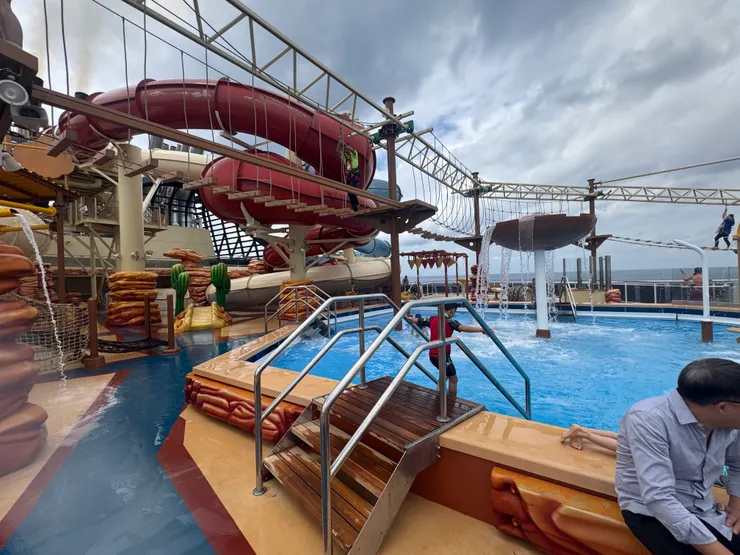 滑水道和喜馬拉雅橋高空挑戰