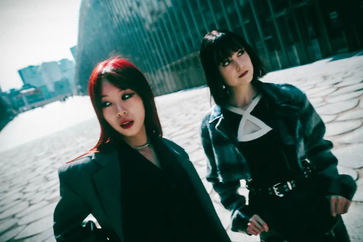 照片右起：芬蘭創才女 Anniina、左：香港音樂人 XTIE，照片拍攝於韓國首爾。