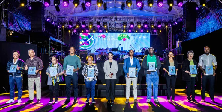 澳門文化局梁惠敏局長向10個葡語社群代表致送感謝證書