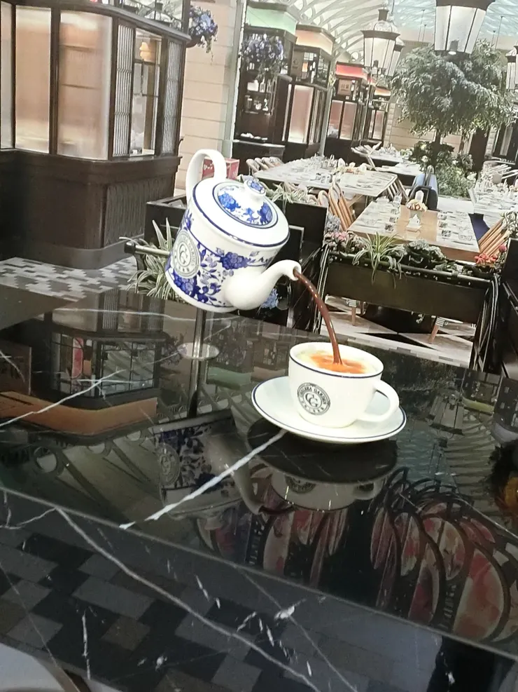 自動會倒茶的茶壺令人置身在愛麗絲夢遊仙景。現實也有這麼方便的東西就好了。