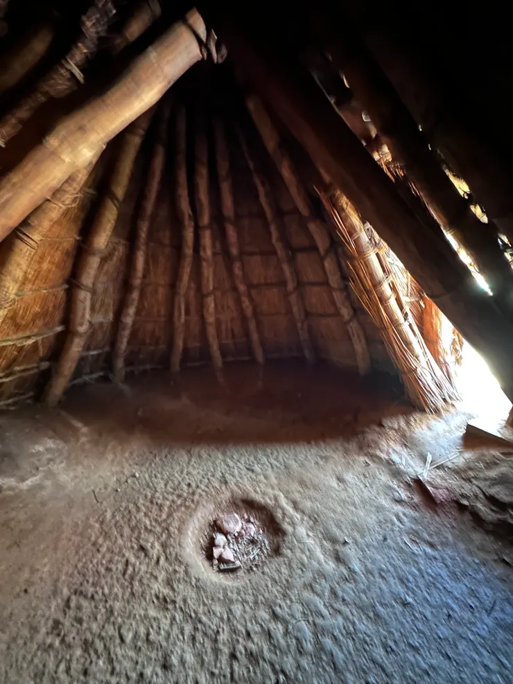 其中1棟房子裡面，房子裡有不能滅的火源，這點跟原住民很像。