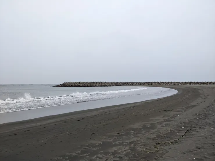 柔軟的沙灘，吹著海風，聽著浪聲，相當舒服