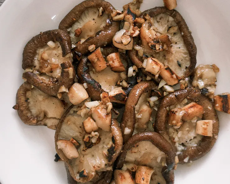 香菇本身就有香氣，大蒜加下去直接進化，吃完嘴巴是重口味，但心情很好。