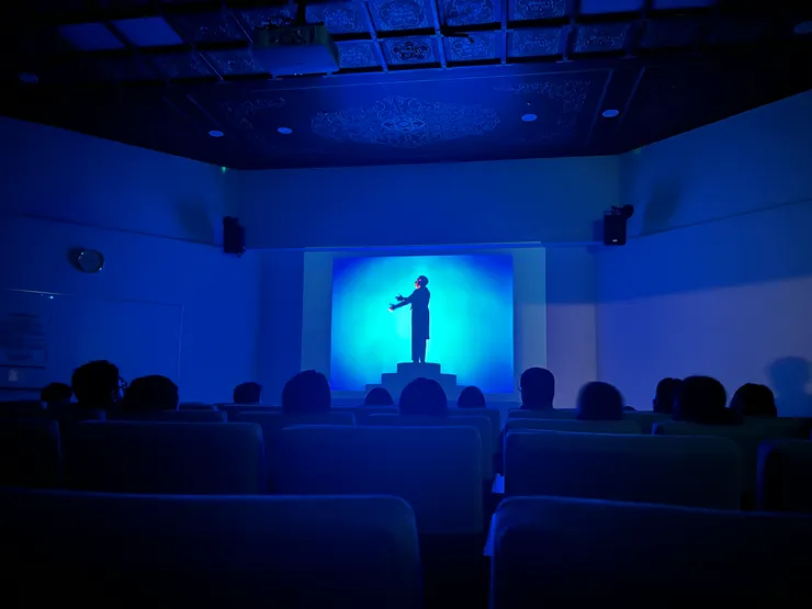 片頭。其實有錄一小段，也有拍幾張照片，但是覺得這部影片得在那樣的地方，親自坐在椅子上靜靜感受，該怎麼說呢？還是不要說好了，我有預感會講錯話。                                                                                                           總之，雖然只有幾分鐘，但如果天橋的介紹大家喜歡，不妨親自去一趟，別錯過這部影片！