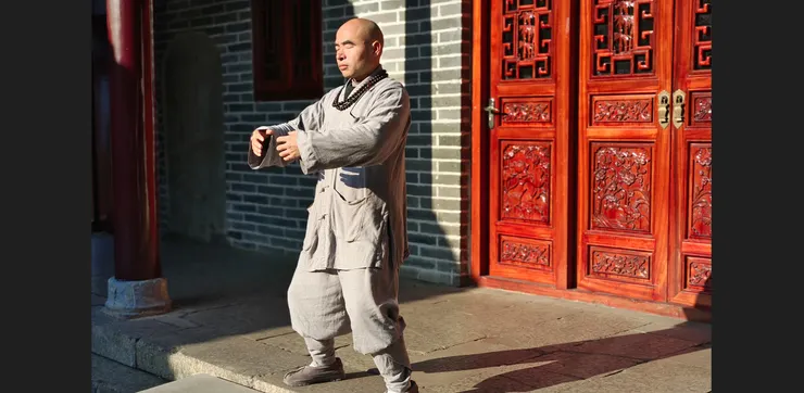 南華寺內的和尚在練站椿