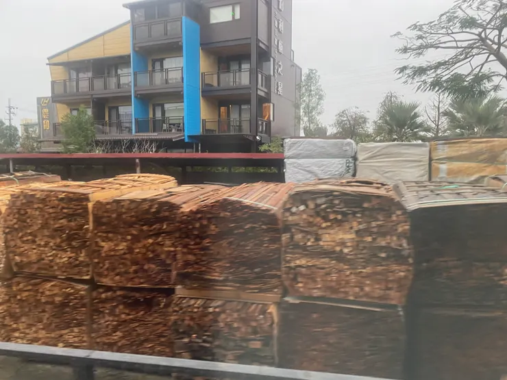 路邊的木材堆積