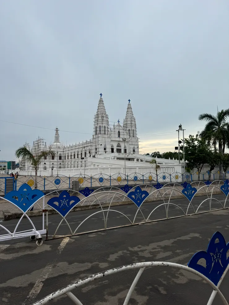 白天的 Velankanni 大教堂