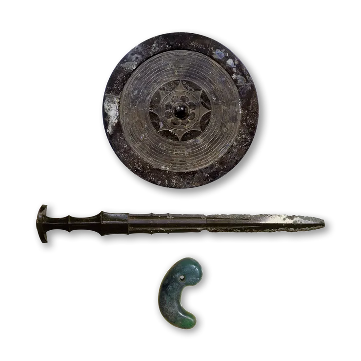 日本三神器：八咫鏡、天叢雲劍、八尺瓊勾玉