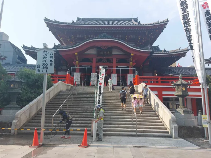 大須觀音寺的正門，在門前還有個很大的紅色燈籠~